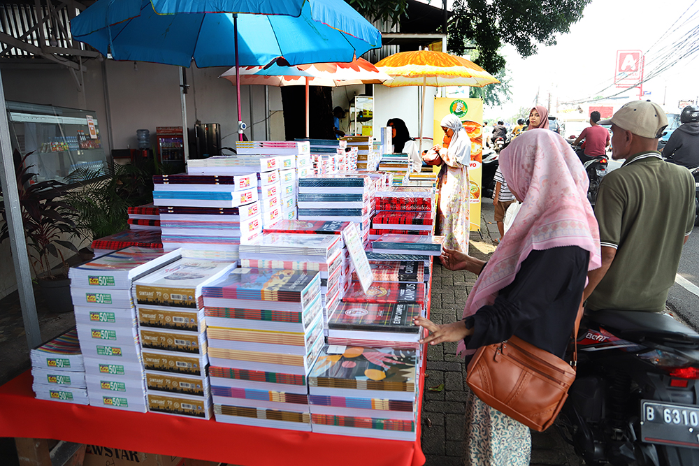 Masuk Tahun Ajaran Baru Sekolah, Permintaan Buku Tulis Meningkat Penjual buku tulis musiman memanfaatkan tahun ajaran baru sekolah dengan berjualan buku. (BeritaNasional/Elvis Sendouw)