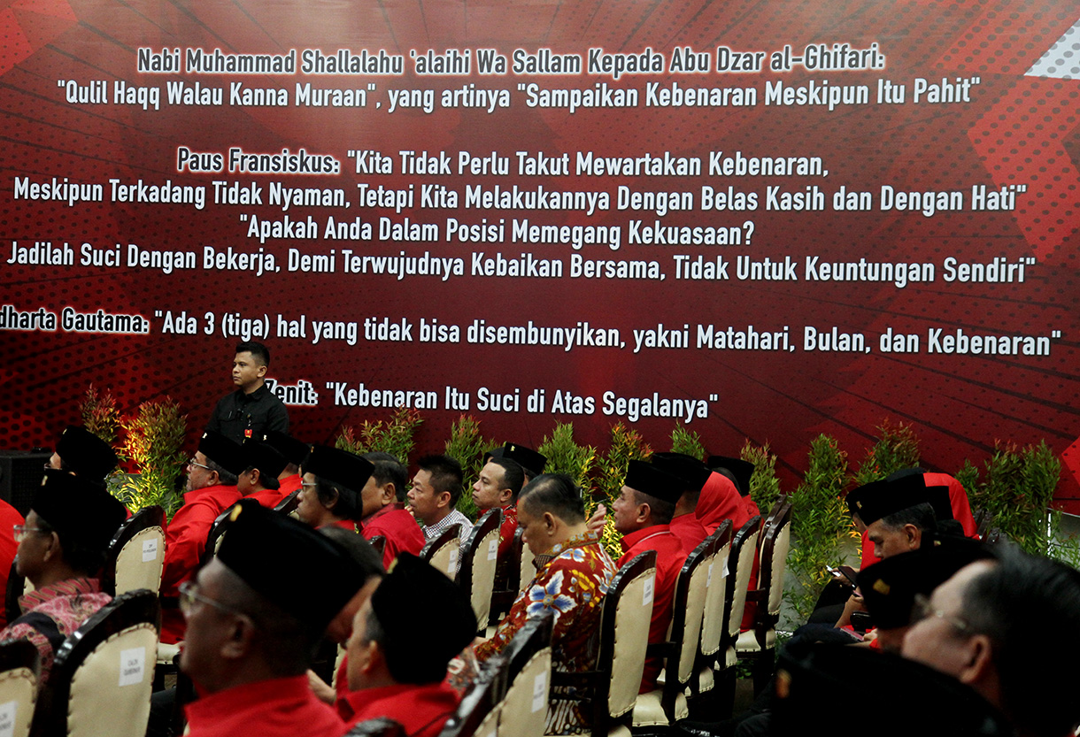 Ketua Umum PDI Perjuangan Megawati Soekarnoputri (keenam kiri) berfoto bersama usai memberikan surat rekomendasi partai kepada bakal calon kepala daerah/wakil kepala daerah dari PDI Perjuangan di Kantor DPP PDI Perjuangan, Menteng, Jakarta Pusat, Rabu (14/8/2024).  (BeritaNasional.com/ Oke Atmaja)