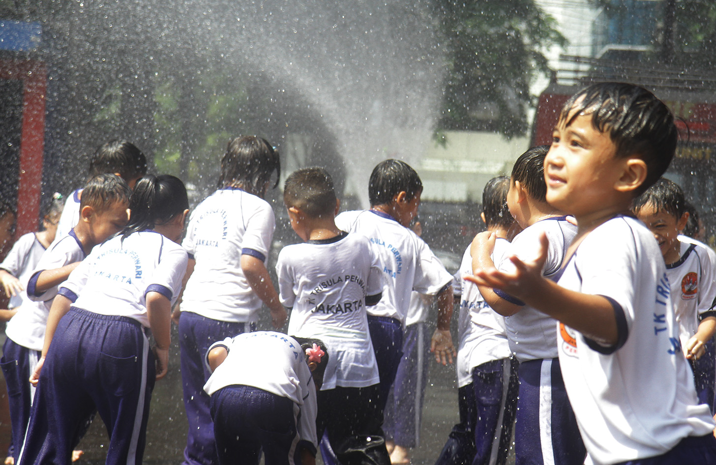 Sejumlah anak TK mencoba menyemprot air dengan selang saat mengunjungi kantor Dinas Pemadam Kebakaran dan Penyalamatan di Jalan Matraman Raya, Jakarta, Sabtu (18/5/2024).  (BeritaNasional.com/Oke Atmaja)