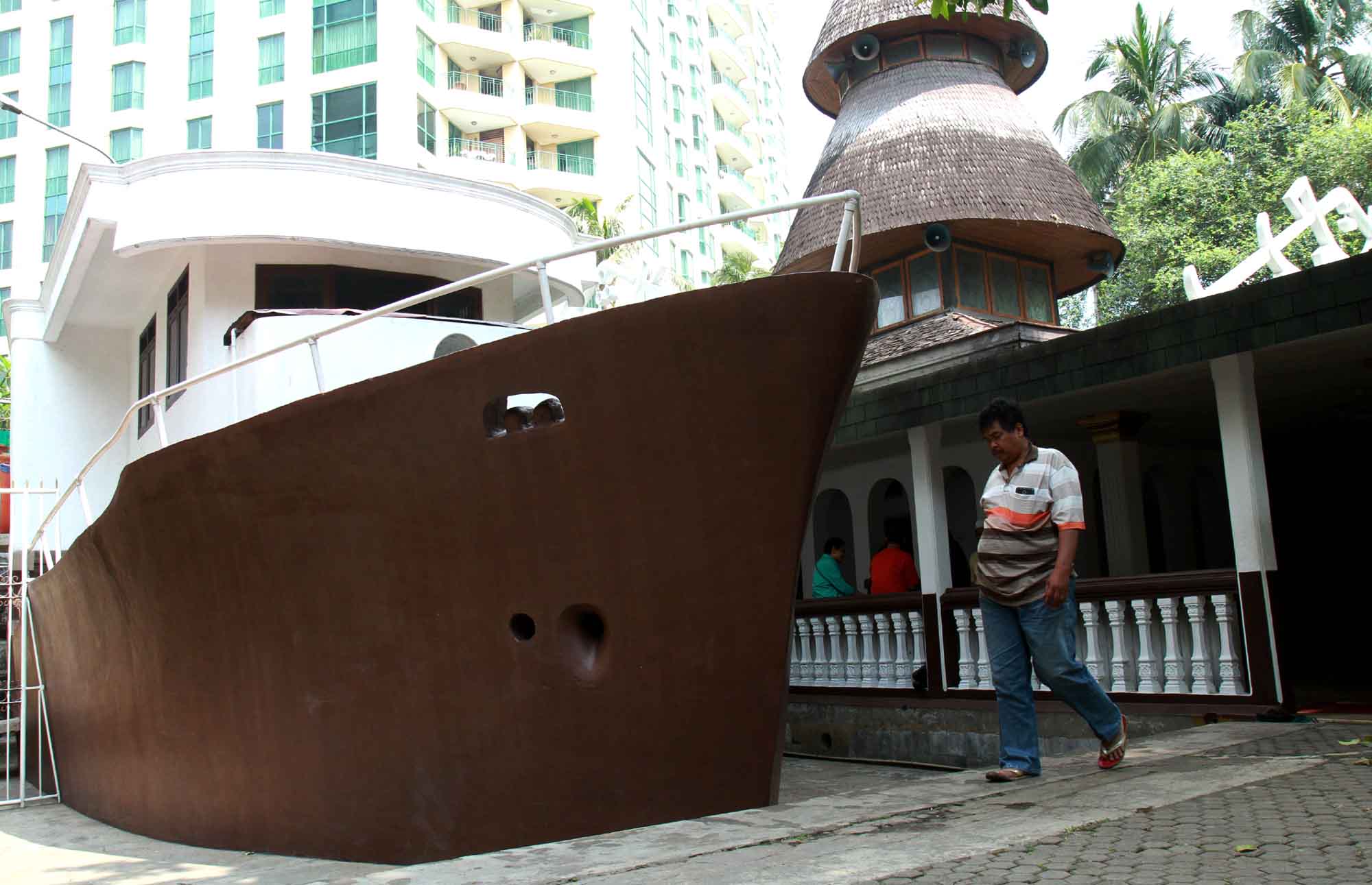 Suasana Masjid Agung Al Munada Darussalam Baiturrahman atau disebut Masjid Perahu, di Jalan Casablanca No 38, Jakarta, Sabtu (1/3/2025).  (Beritanasional.com/Oke Atmaja)