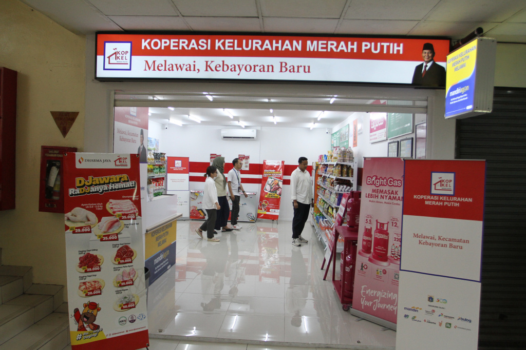 Melihat Koperasi Merah Putih di Melawai Pekerja menata produk yang dijual di gerai Koperasi Kelurahan Merah Putih Melawai, Blok M, Kebayoran Baru, Jakarta, Minggu (27/8/ 2025). (Berita nasional.com/Oke Atmaja)