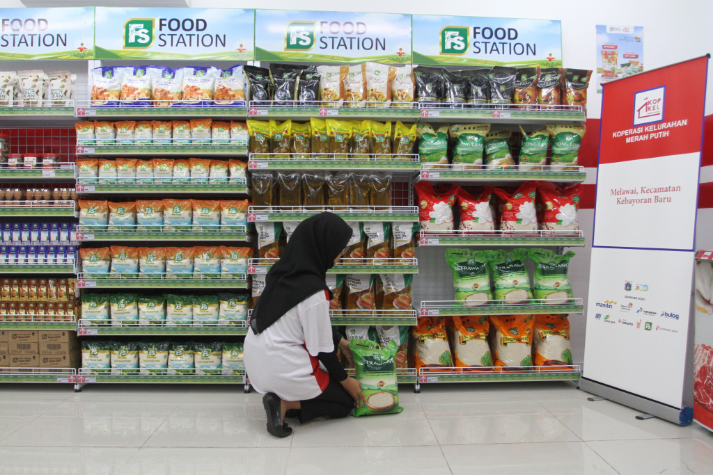 Melihat Koperasi Merah Putih di Melawai Pekerja menata produk yang dijual di gerai Koperasi Kelurahan Merah Putih Melawai, Blok M, Kebayoran Baru, Jakarta, Minggu (27/8/ 2025). (Berita nasional.com/Oke Atmaja)