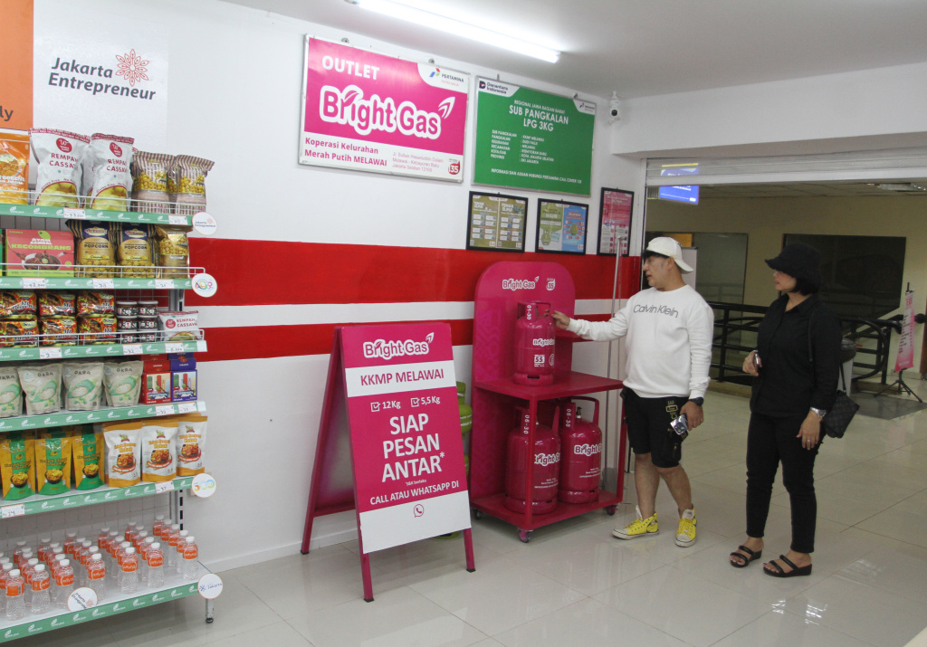 Melihat Koperasi Merah Putih di Melawai Pekerja menata produk yang dijual di gerai Koperasi Kelurahan Merah Putih Melawai, Blok M, Kebayoran Baru, Jakarta, Minggu (27/8/ 2025). (Berita nasional.com/Oke Atmaja)