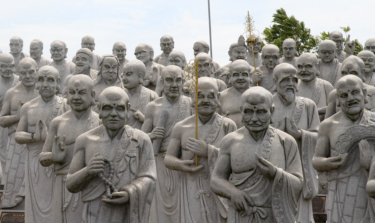 Wisatawan berfoto di objek 500 Patung Budha dengan seribu ekpresi wajah murid Budha yang telah mencapai kesucian spritual tertinggi atau sering disebut Arahat, yang merupakan koleksi dari Vihara Ksitigarbha Bodhisattva di Tanjung pinang, Kepri, Kamis(5/12/2024).  (BeritaNasional.com/Oke Atmaja)