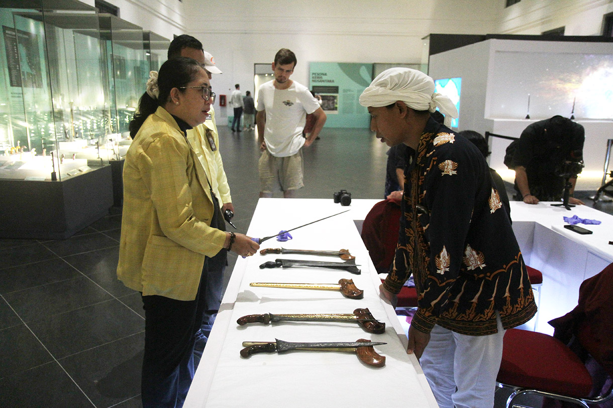 Pengunjung mengamati keris yang ditampilkan dalam pameran Pesona Keris Nusantara 2024 di Museum Nasional, Jakarta, Selasa(26/11/2024). (BeritaNasional.com/Oke Atmaja)