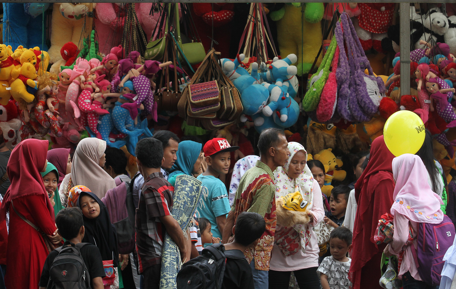 Pengunjung melihat satwa saat libur lebaran di pengunjung memadati Taman Margasatwa Ragunan, Jakarta Selatan, Kamis (11/4/2024). (BeritaNasional/Oke Atmaja)