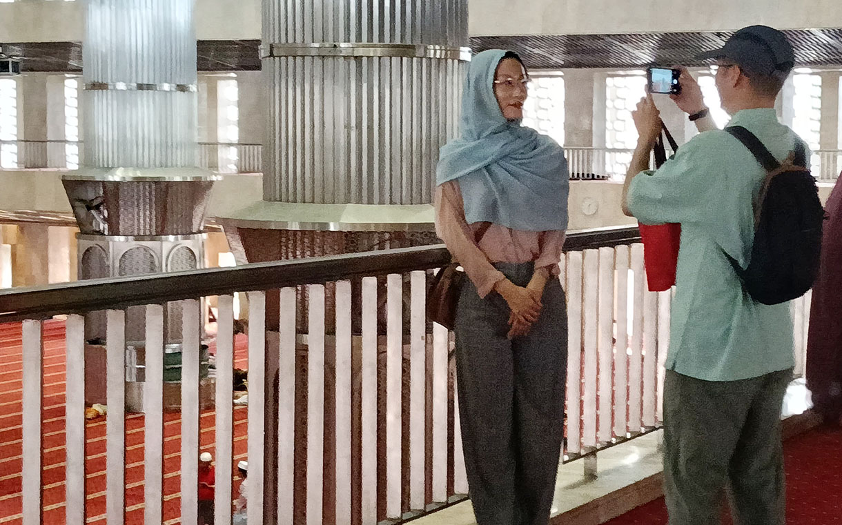 Warga negara asing befoto saat berkunjung di Masjid Istiqlal,Jakarta, Minggu (2/2/2025). (Beritanasional.com/OkeAtmaja)