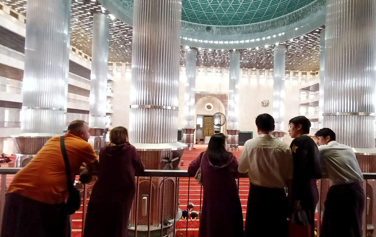 Warga negara asing befoto saat berkunjung di Masjid Istiqlal,Jakarta, Minggu (2/2/2025). (Beritanasional.com/OkeAtmaja)