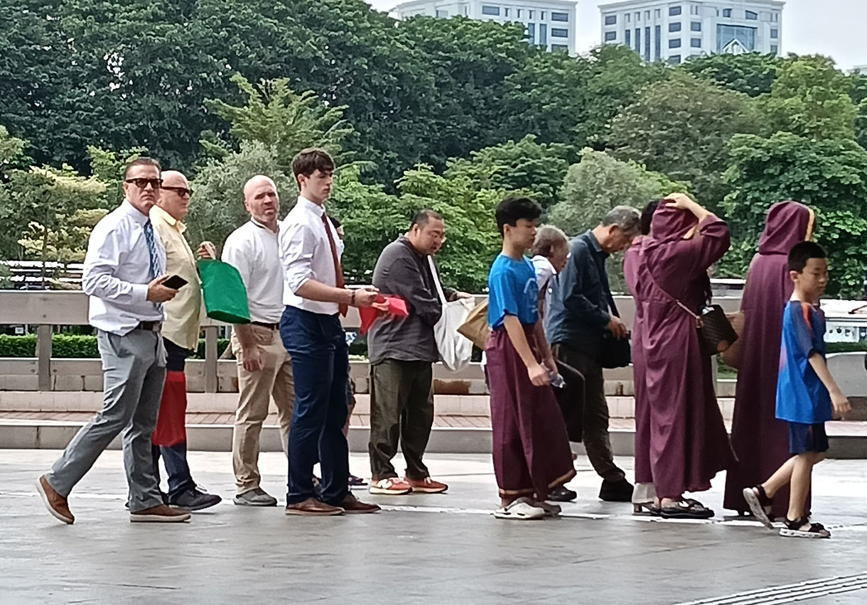 Warga negara asing befoto saat berkunjung di Masjid Istiqlal,Jakarta, Minggu (2/2/2025). (Beritanasional.com/OkeAtmaja)