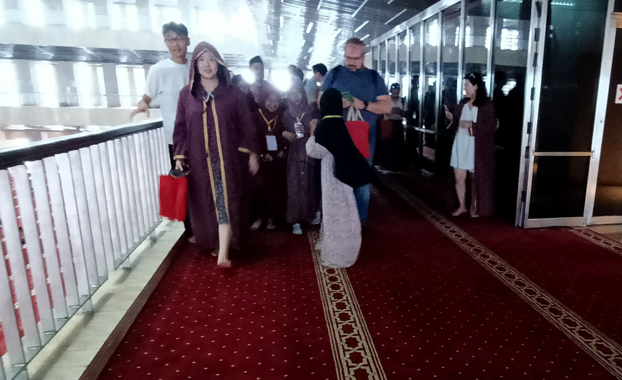 Warga negara asing befoto saat berkunjung di Masjid Istiqlal,Jakarta, Minggu (2/2/2025). (Beritanasional.com/OkeAtmaja)