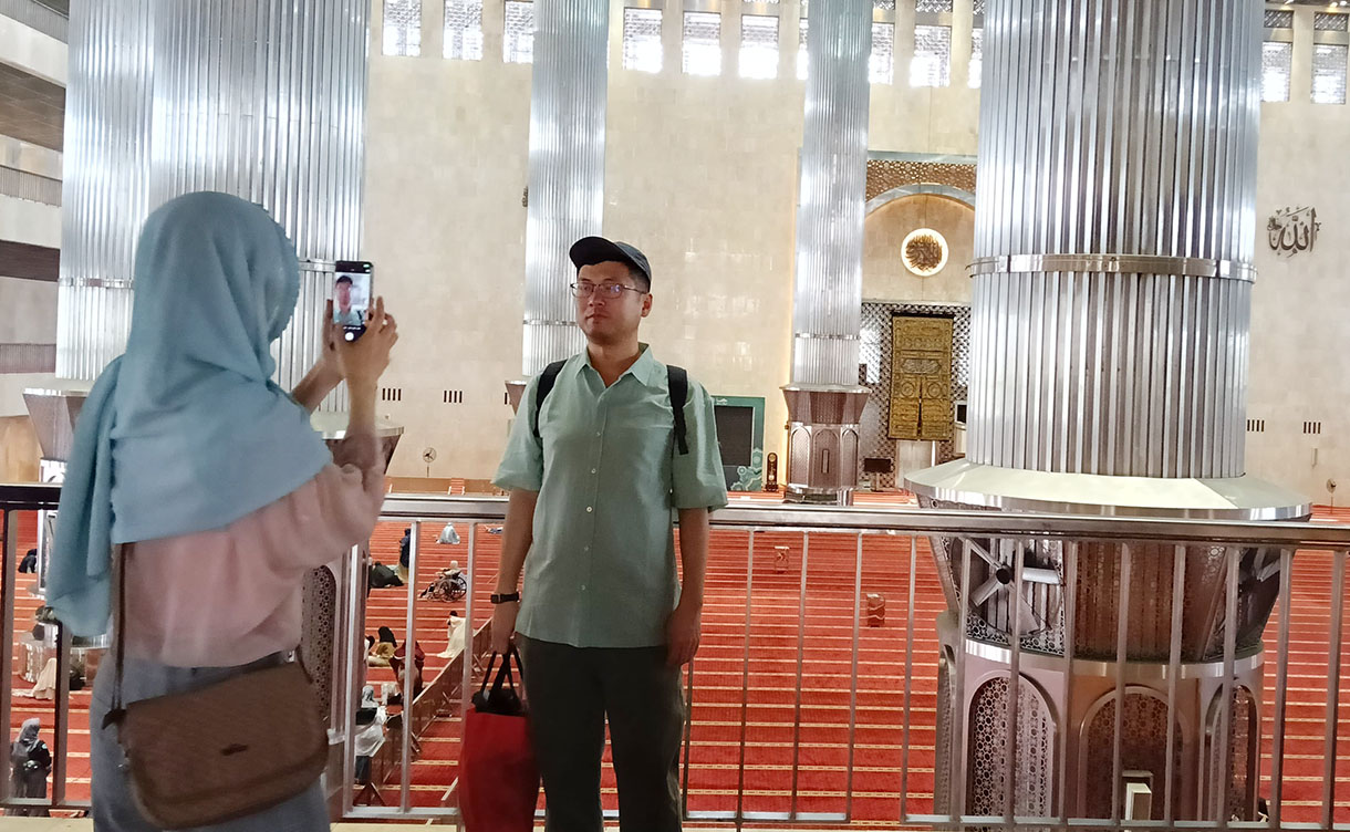 Warga negara asing befoto saat berkunjung di Masjid Istiqlal,Jakarta, Minggu (2/2/2025). (Beritanasional.com/OkeAtmaja)