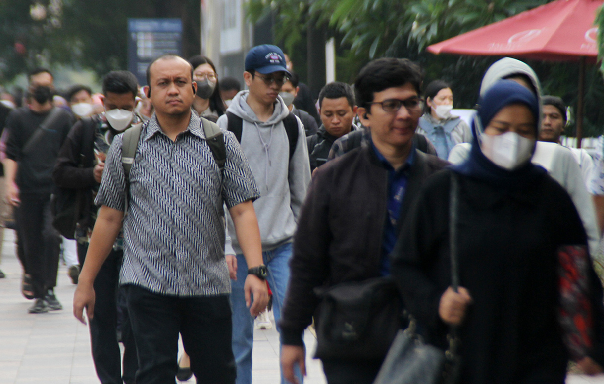 Sejumlah pekerja berjalan di kawasan Sudirman, Jakarta, Kamis (2/4/2026). (Beritanasional.com/Oke Atmaja)