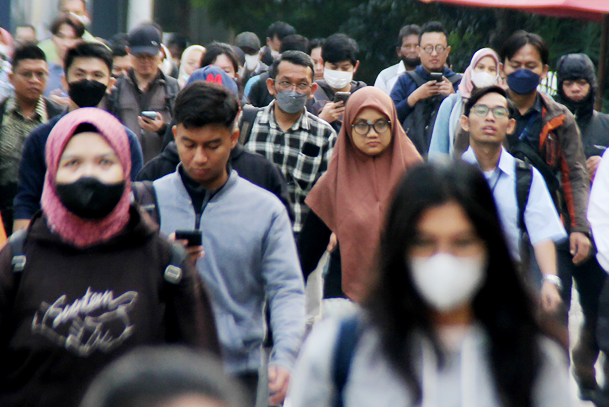 Sejumlah pekerja berjalan di kawasan Sudirman, Jakarta, Kamis (2/4/2026). (Beritanasional.com/Oke Atmaja)