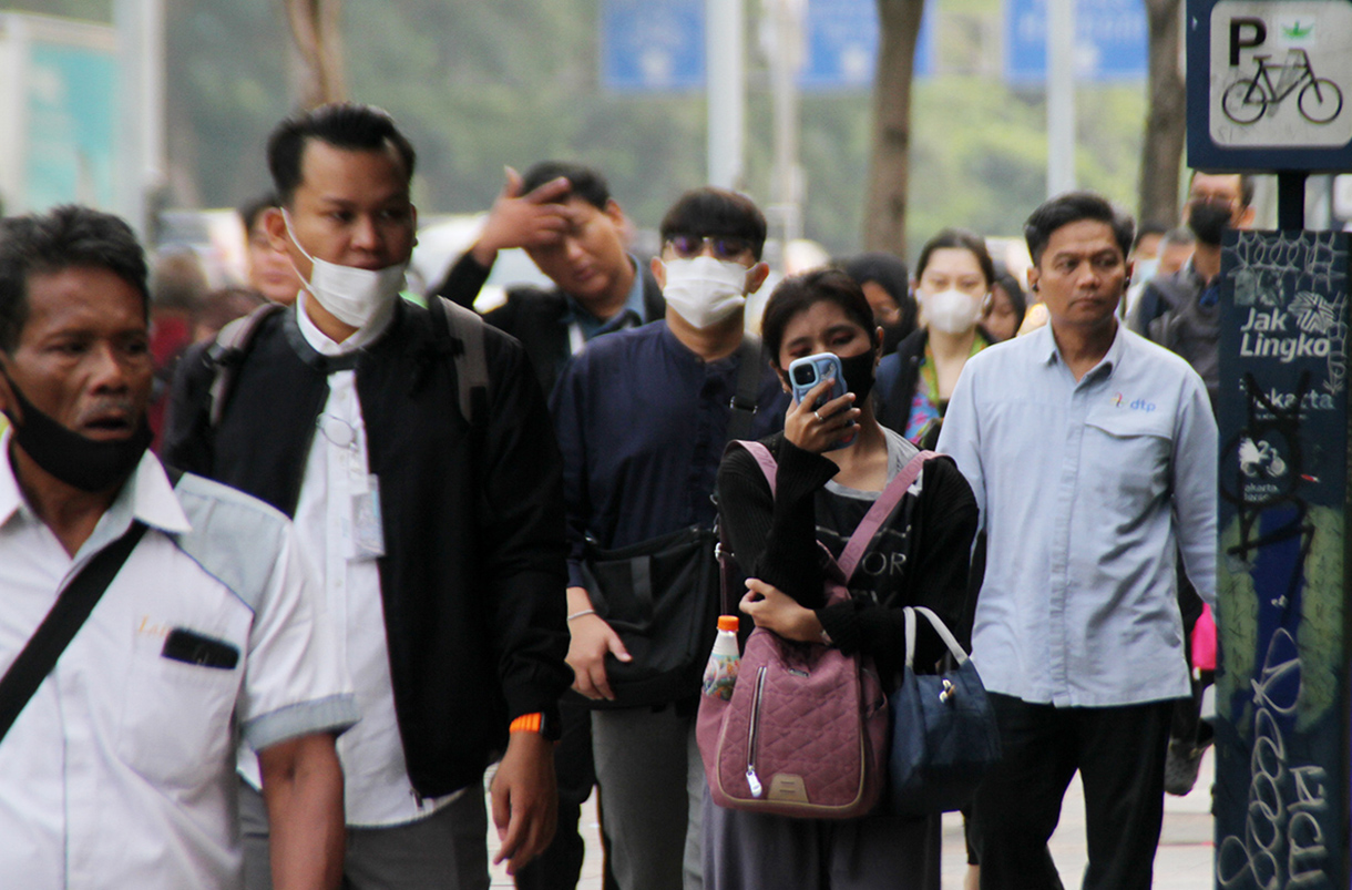 Sejumlah pekerja berjalan di kawasan Sudirman, Jakarta, Kamis (2/4/2026). (Beritanasional.com/Oke Atmaja)