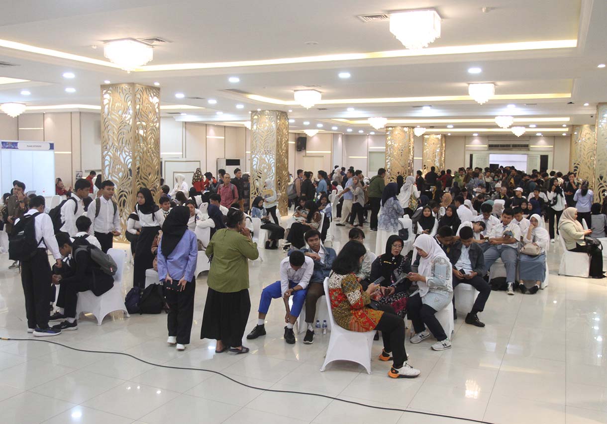 Pencari kerja berjalan saat acara Job Fair 2025 di Kantor Kementerian Tenaga Kerja, Jakarta, Kamis (22/5/2025).(Beritanasional.com/oke Atmaja)