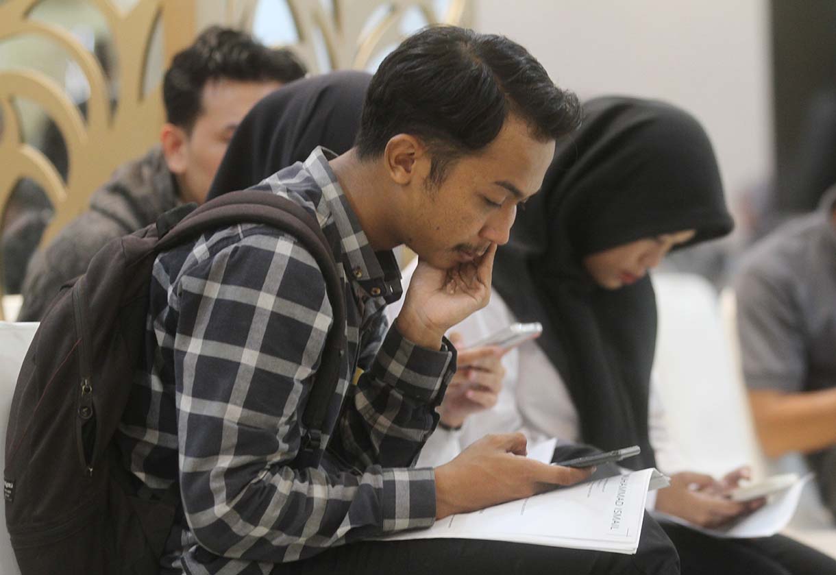 Pencari kerja berjalan saat acara Job Fair 2025 di Kantor Kementerian Tenaga Kerja, Jakarta, Kamis (22/5/2025).(Beritanasional.com/oke Atmaja)