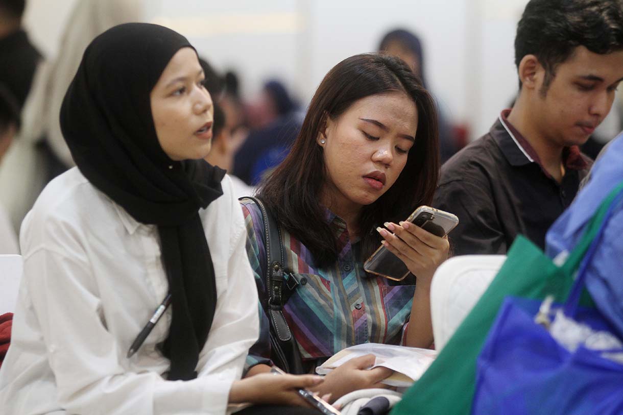 Pencari kerja berjalan saat acara Job Fair 2025 di Kantor Kementerian Tenaga Kerja, Jakarta, Kamis (22/5/2025).(Beritanasional.com/oke Atmaja)