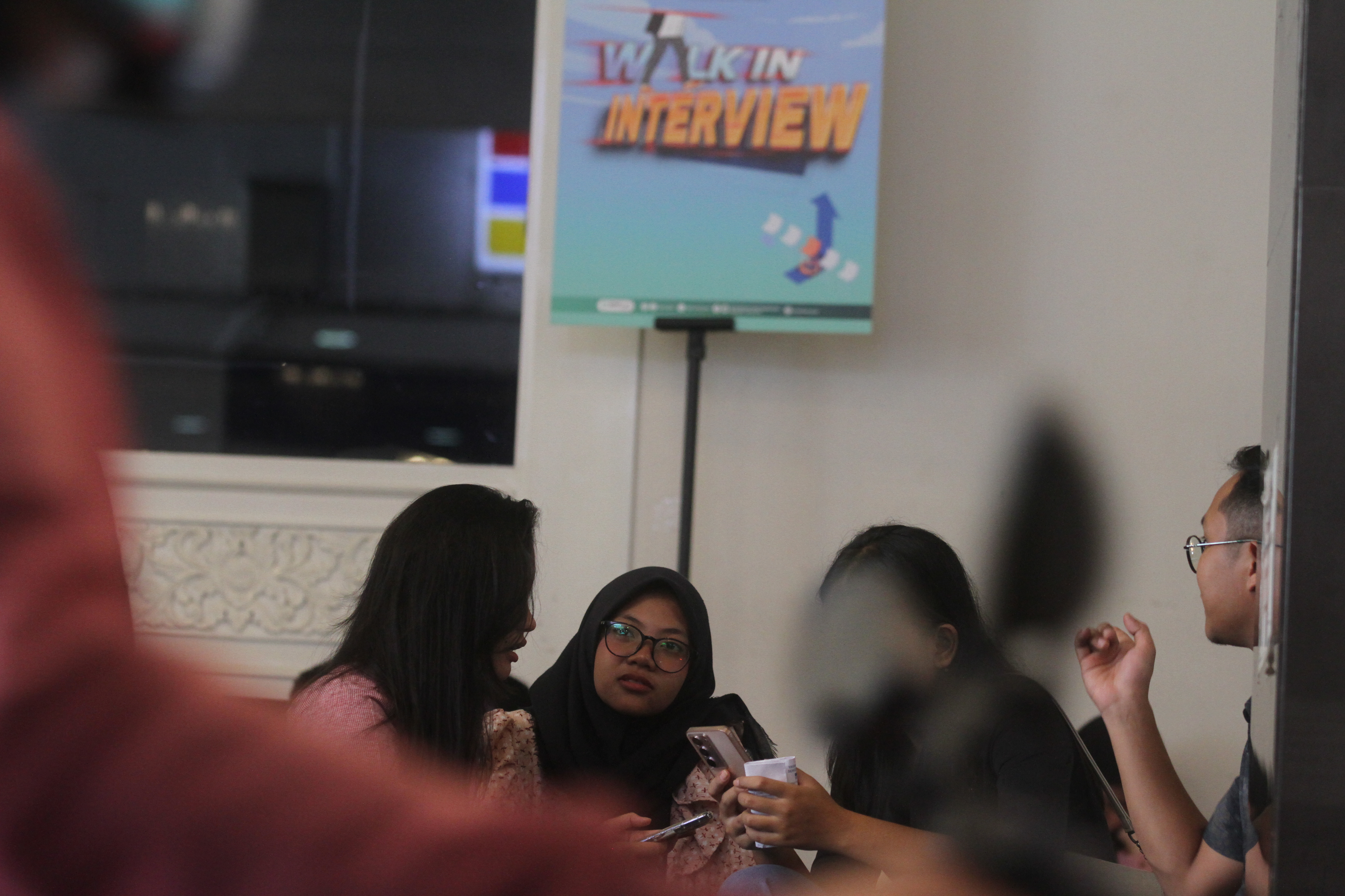 Pencari kerja berjalan saat acara Job Fair 2025 di Kantor Kementerian Tenaga Kerja, Jakarta, Kamis (22/5/2025).(Beritanasional.com/oke Atmaja)