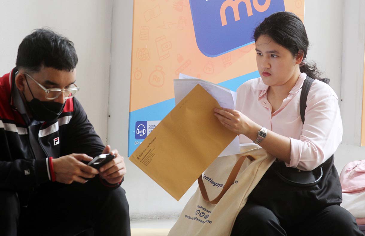Pencari kerja berjalan saat acara Job Fair 2025 di Kantor Kementerian Tenaga Kerja, Jakarta, Kamis (22/5/2025).(Beritanasional.com/oke Atmaja)