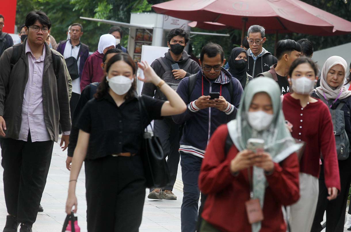 Pekerja melintas di Jalan Jenderal Sudirman, Jakarta Pusat, Rabu (14/5/2025). (Beritanasional.com/Oke Atmaja)