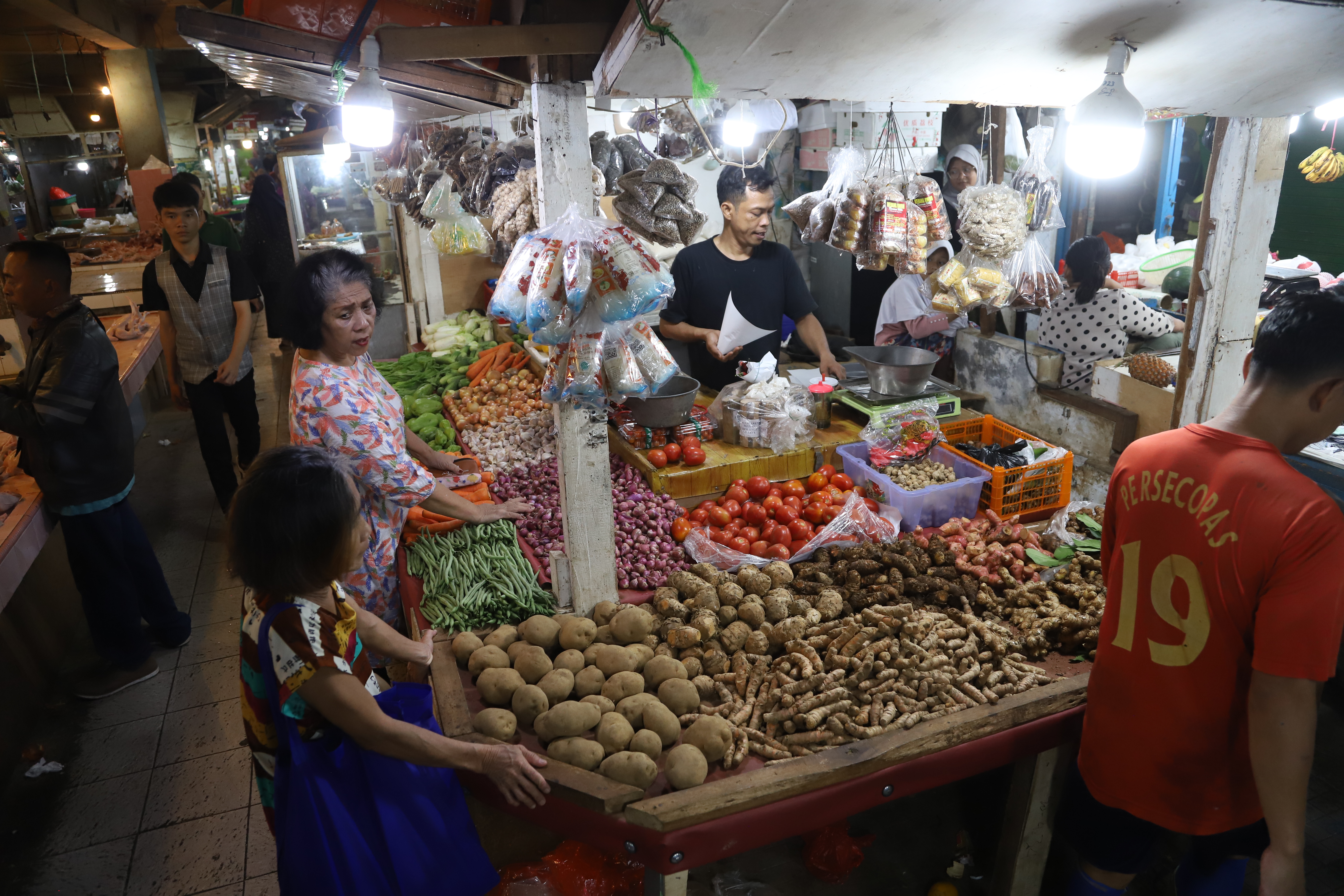 Masyarakat saat belanja kebutuhan pokok di pasar Jaya Depok. (BeritaNasional/Elvis Sendouw)