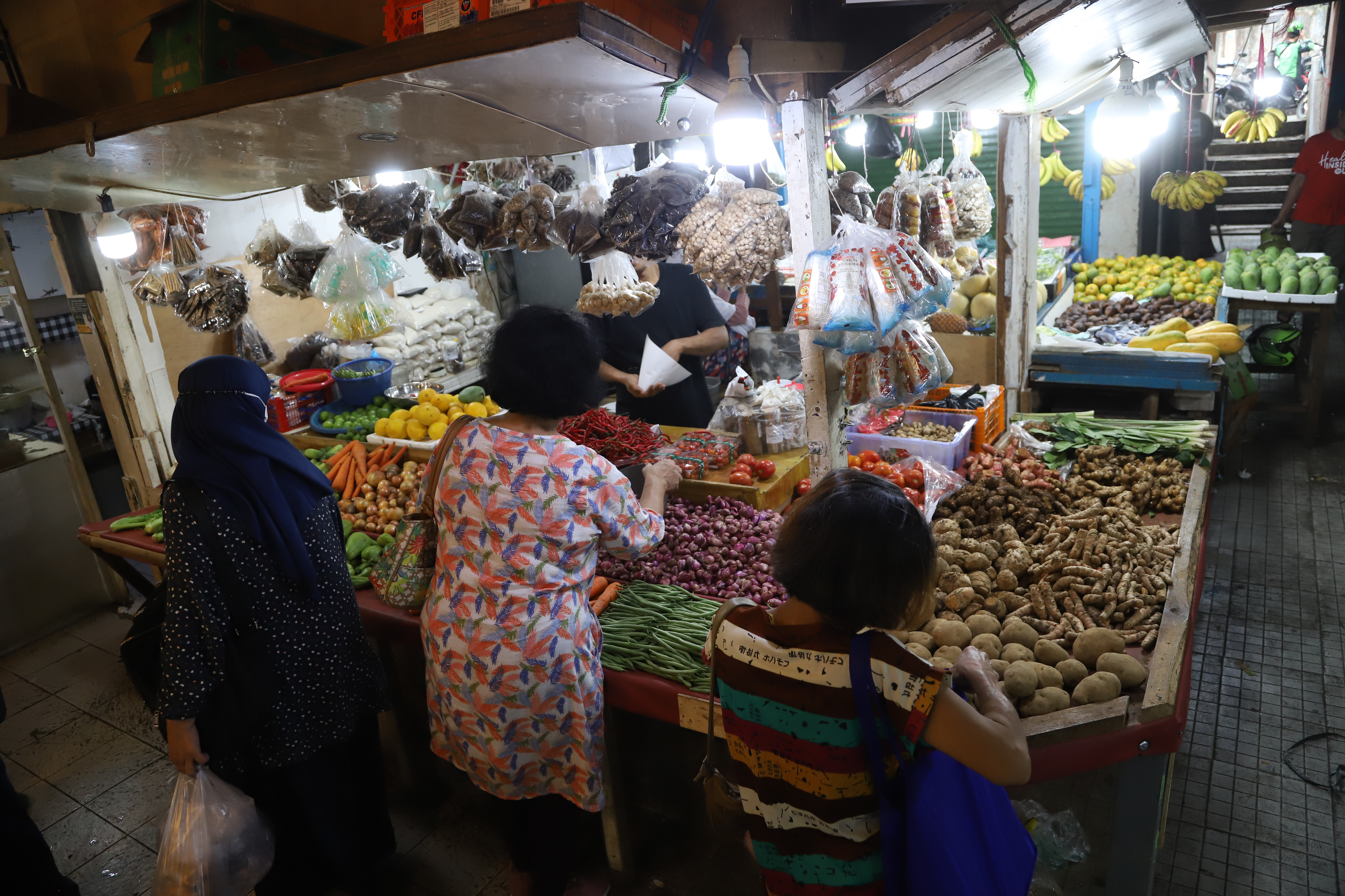 Masyarakat saat belanja kebutuhan pokok di pasar Jaya Depok. (BeritaNasional/Elvis Sendouw)