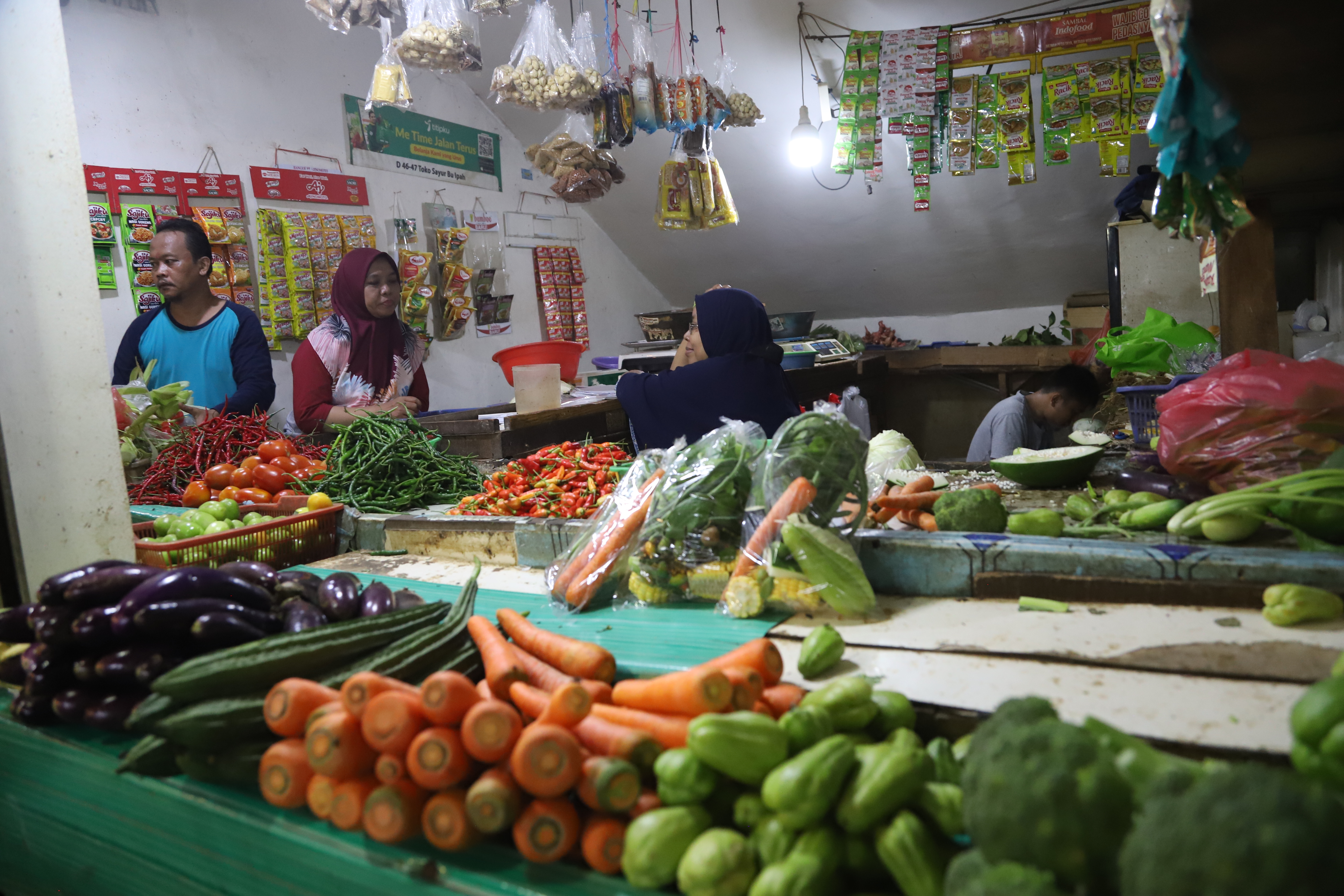 Masyarakat saat belanja kebutuhan pokok di pasar Jaya Depok. (BeritaNasional/Elvis Sendouw)