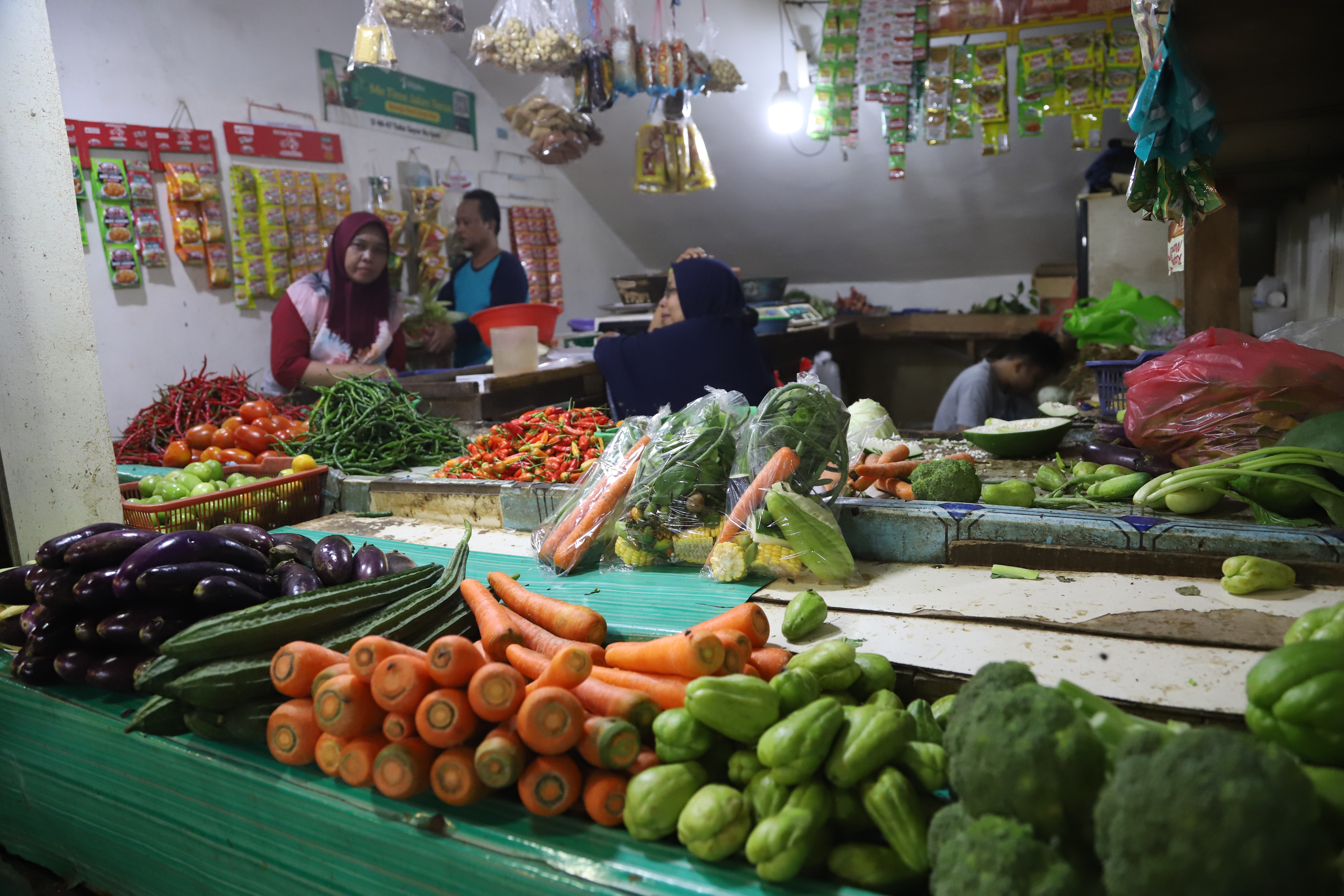 Masyarakat saat belanja kebutuhan pokok di pasar Jaya Depok. (BeritaNasional/Elvis Sendouw)