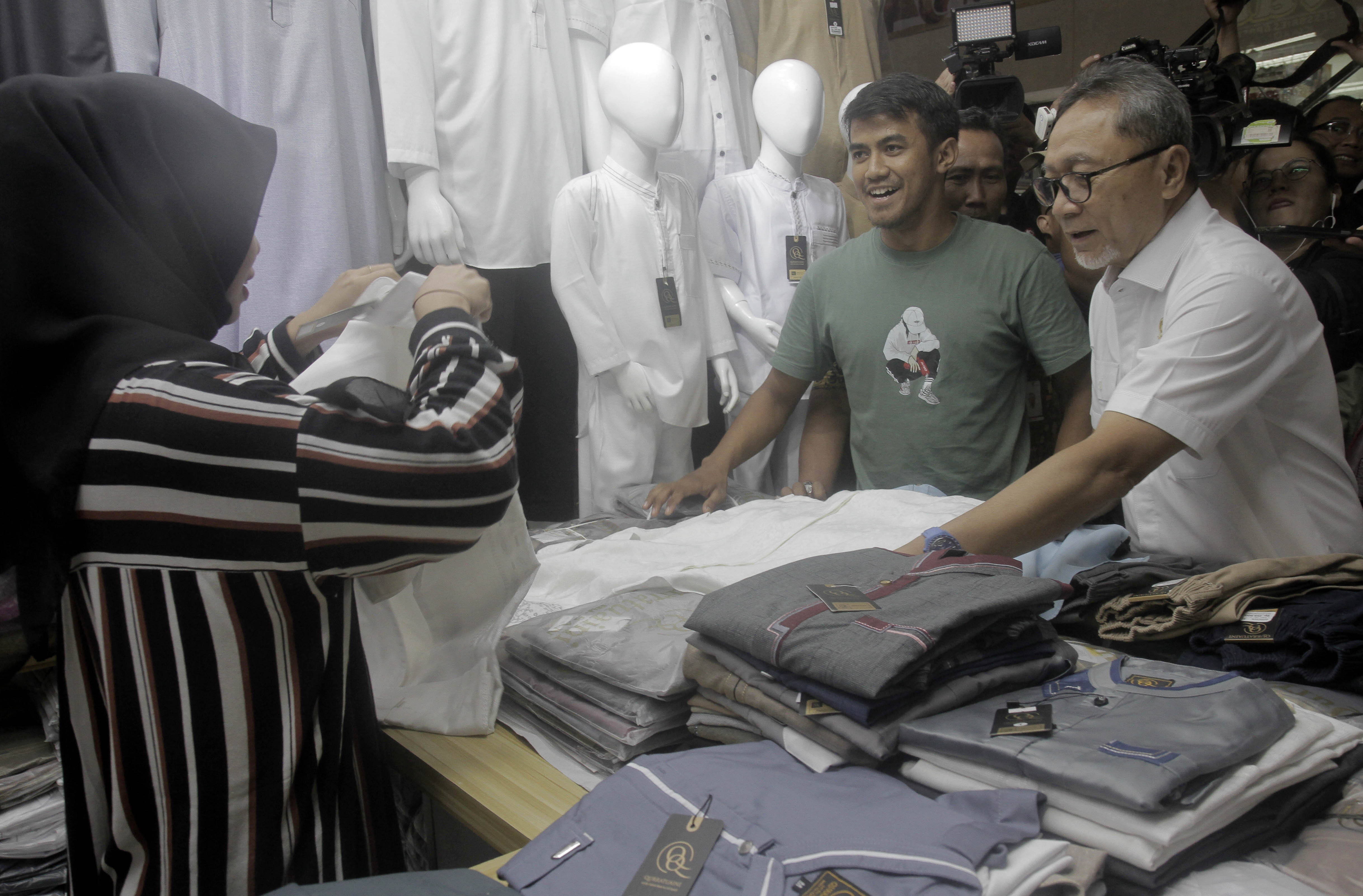 Menteri Perdagangan (Mendag) Zulkifli Hasan melakukan sidak ke Blok A Pasar Tanah Abang, Jakarta, Kamis (14/3).(SinarHarapan.com/Oke Atmaja]
