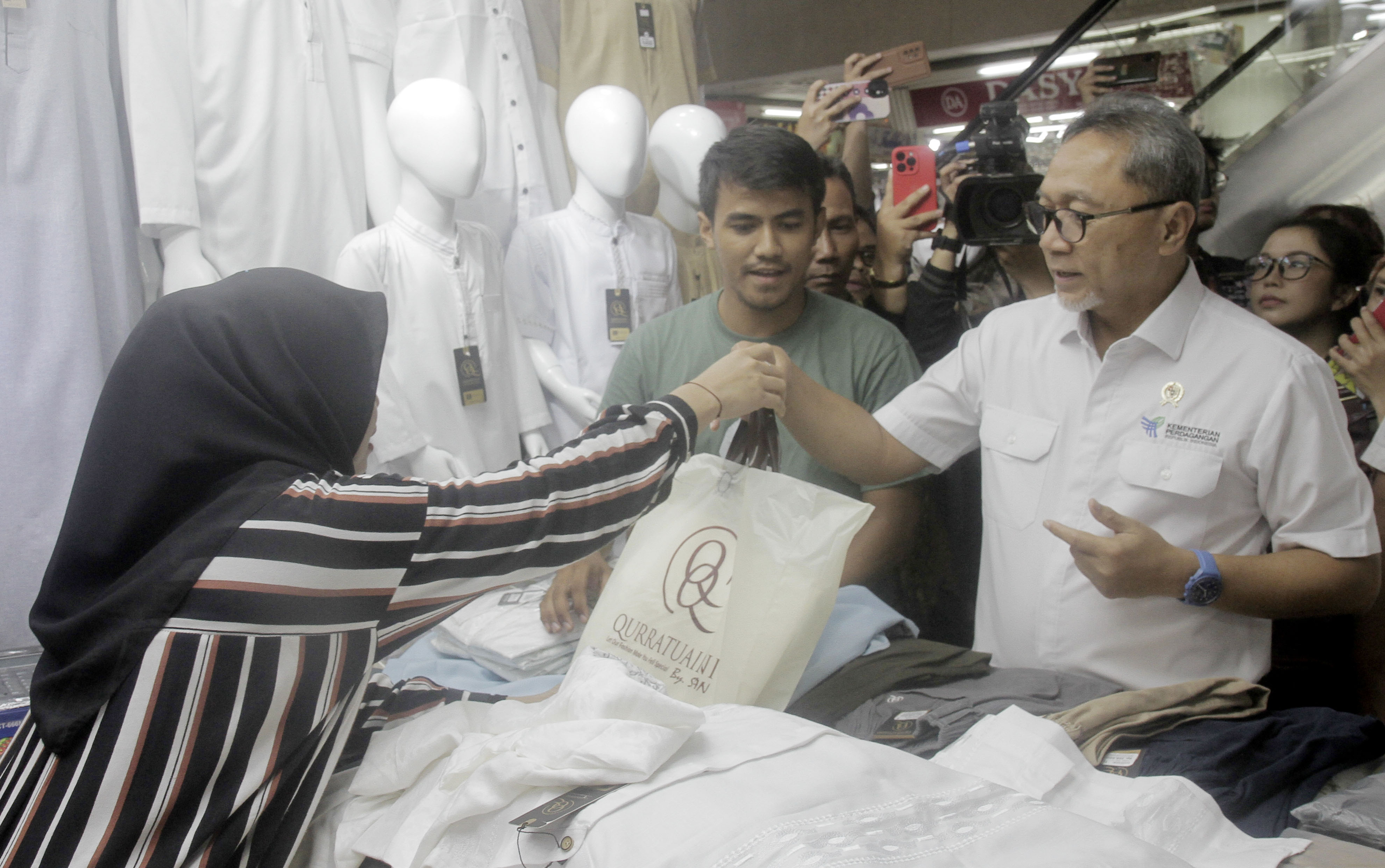Menteri Perdagangan (Mendag) Zulkifli Hasan melakukan sidak ke Blok A Pasar Tanah Abang, Jakarta, Kamis (14/3).(SinarHarapan.com/Oke Atmaja]