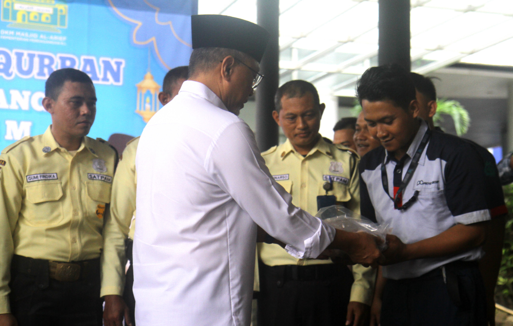 Menteri Perdagangan Zulkifli Hasan  membagikan daging kurban kepada pekerja di lingkungan Kementerian Perdagangan, Jakarta, Selasa (19/6/2024). (Berita Nasional/Oke Atmaja)