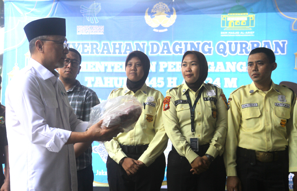 Menteri Perdagangan Zulkifli Hasan  membagikan daging kurban kepada pekerja di lingkungan Kementerian Perdagangan, Jakarta, Selasa (19/6/2024). (Berita Nasional/Oke Atmaja)