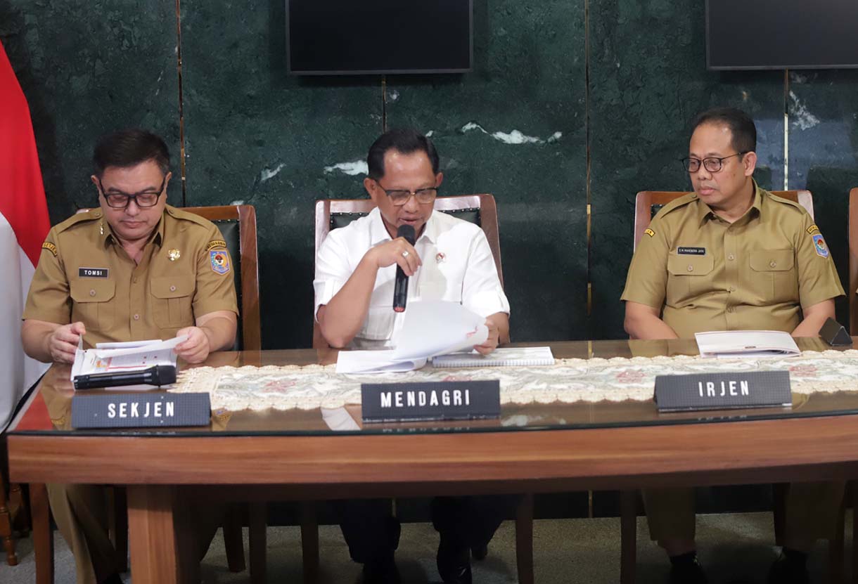 Menteri Dalam Negeri Tito Karnavian memberikan keterangan pers terkait pemberhentian Bupati Aceh Selatan di Jakarta, Selasa (9/12/2025).  (Beritanasional.com/Oke Atmaja)