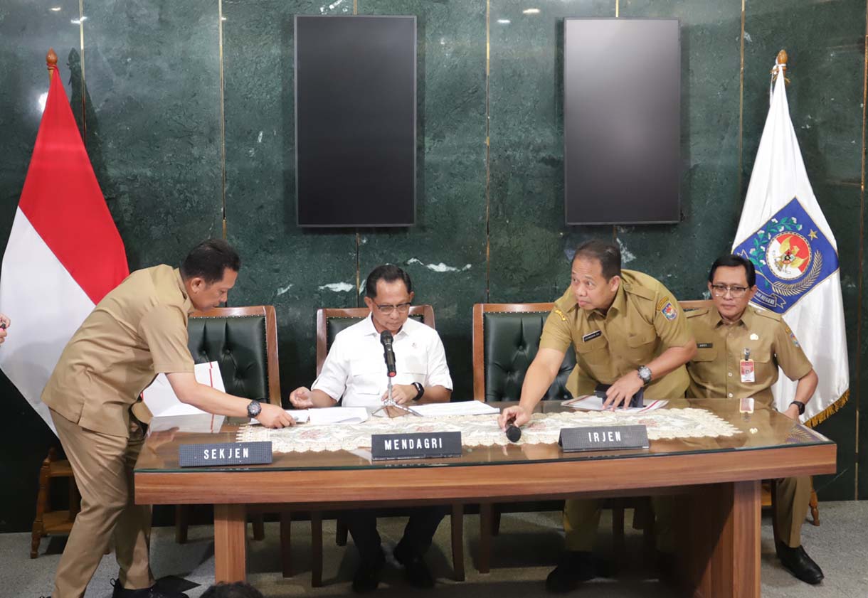Menteri Dalam Negeri Tito Karnavian memberikan keterangan pers terkait pemberhentian Bupati Aceh Selatan di Jakarta, Selasa (9/12/2025).  (Beritanasional.com/Oke Atmaja)