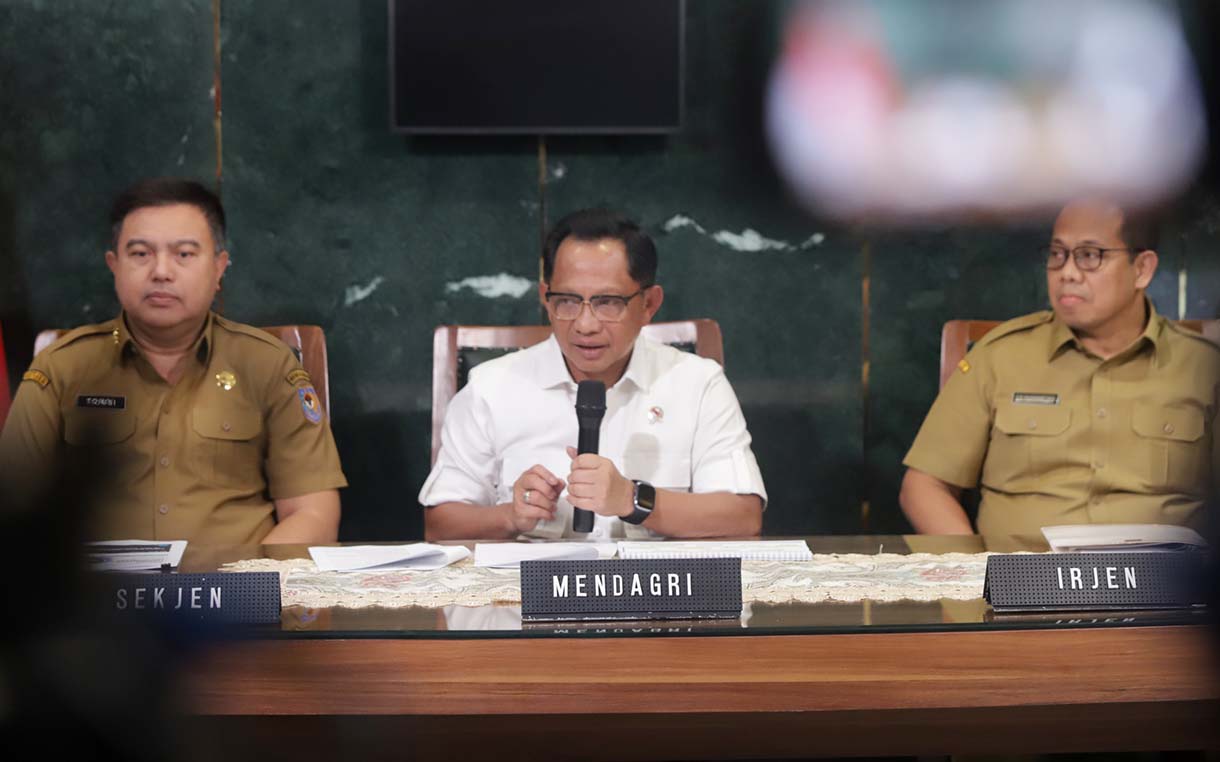 Menteri Dalam Negeri Tito Karnavian memberikan keterangan pers terkait pemberhentian Bupati Aceh Selatan di Jakarta, Selasa (9/12/2025).  (Beritanasional.com/Oke Atmaja)