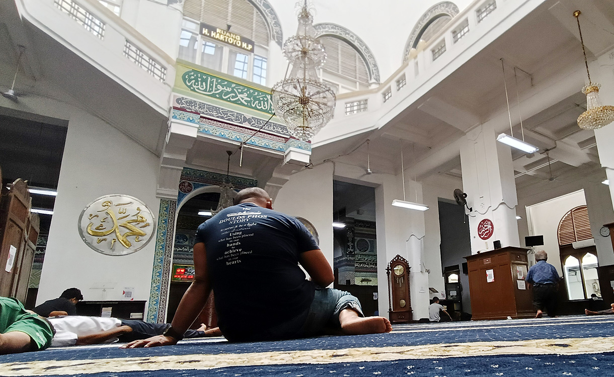 Sejumlah umat Islam melakukan shalat dzuhur di Masjid Cut Meutia, Menteng, Jakarta, Kamis(26/2/2026).  (Beritanasional.com/Oke Atmaja)
