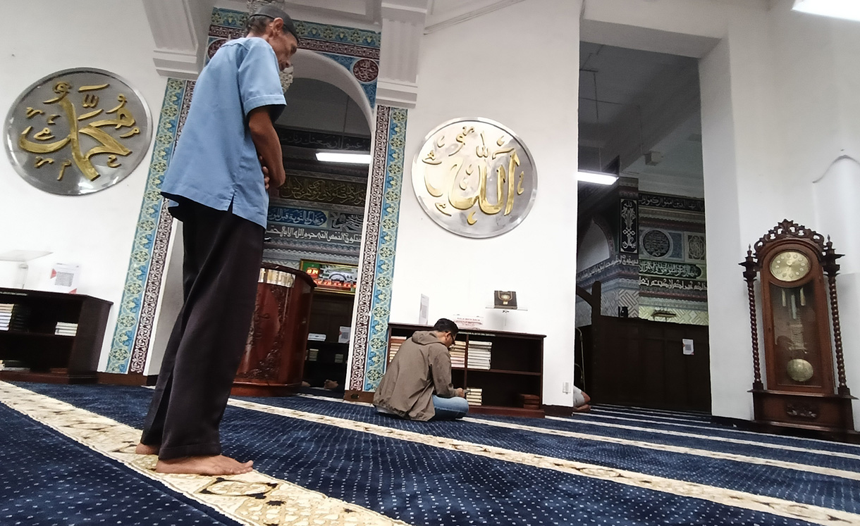 Sejumlah umat Islam melakukan shalat Zuhur di Masjid Cut Meutia, Menteng, Jakarta, Kamis(26/2/2026).  (Beritanasional.com/Oke Atmaja)