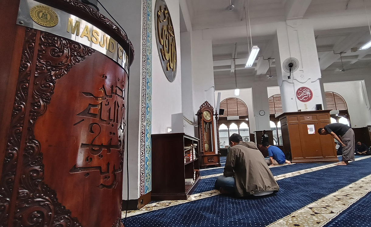 Sejumlah umat Islam melakukan shalat dzuhur di Masjid Cut Meutia, Menteng, Jakarta, Kamis(26/2/2026).  (Beritanasional.com/Oke Atmaja)
