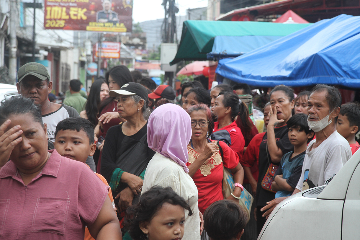 Pengemis menunggu angpao yang dibagikan di halaman Vihara Dharma Bakti, Jakarta, Rabu (29/1/2025). (BeritaNasional/Oke Atmaja)