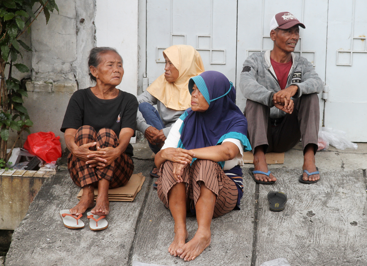 Pengemis menunggu angpao yang dibagikan di halaman Vihara Dharma Bakti, Jakarta, Rabu (29/1/2025). (BeritaNasional/Oke Atmaja)