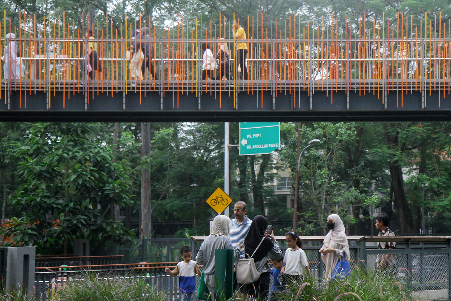 Sejumlah warga bermain di wahana yang tersedia di Tebet Eco Park, Jakarta,Minggu (26/5/2024).  (BeritaNasional.Com/Oke Atmaja)
