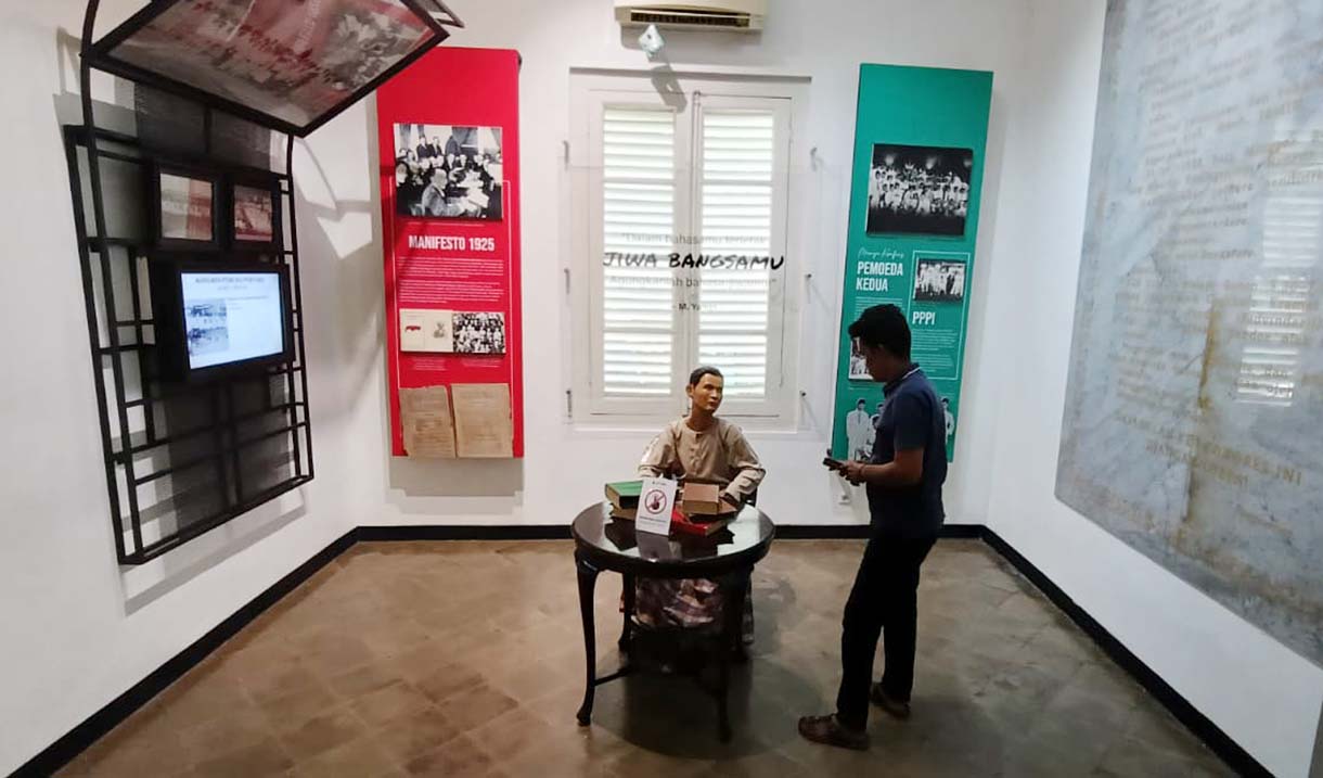 Mengunjungi Museum Sumpah Pemuda Siswa mengamati diorama kongres pemuda usai mengikuti upacara peringatan Hari Sumpah Pemuda di Museum Sumpah Pemuda, Jakarta, Selasa (28/10/2025).  (Beritanasional.com/Oke Atmaja)