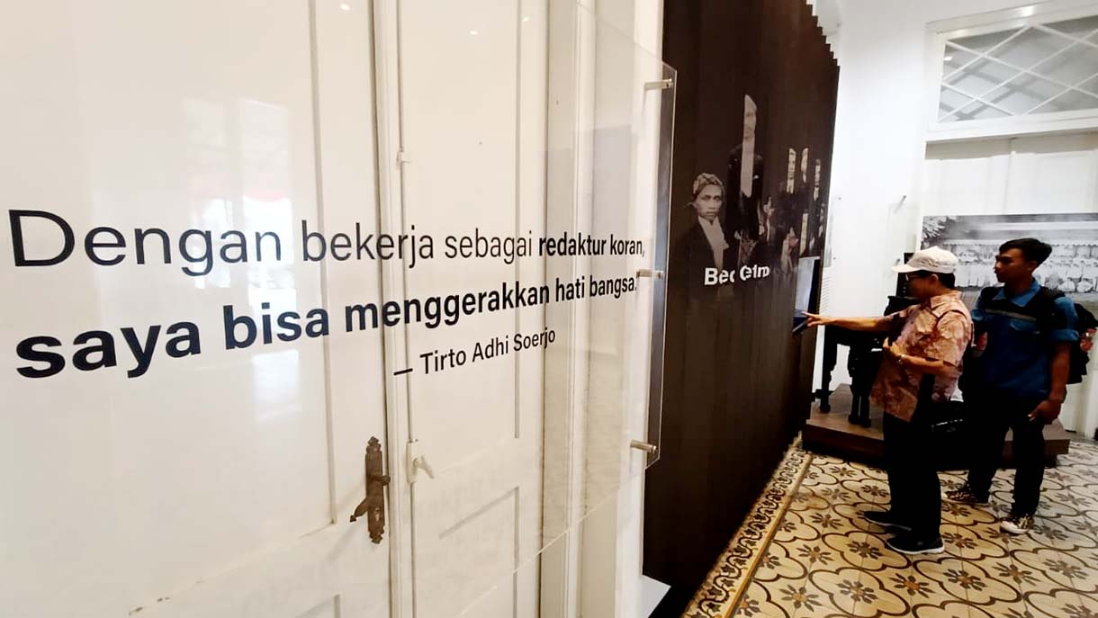 Mengunjungi Museum Sumpah Pemuda Siswa mengamati diorama kongres pemuda usai mengikuti upacara peringatan Hari Sumpah Pemuda di Museum Sumpah Pemuda, Jakarta, Selasa (28/10/2025).  (Beritanasional.com/Oke Atmaja)