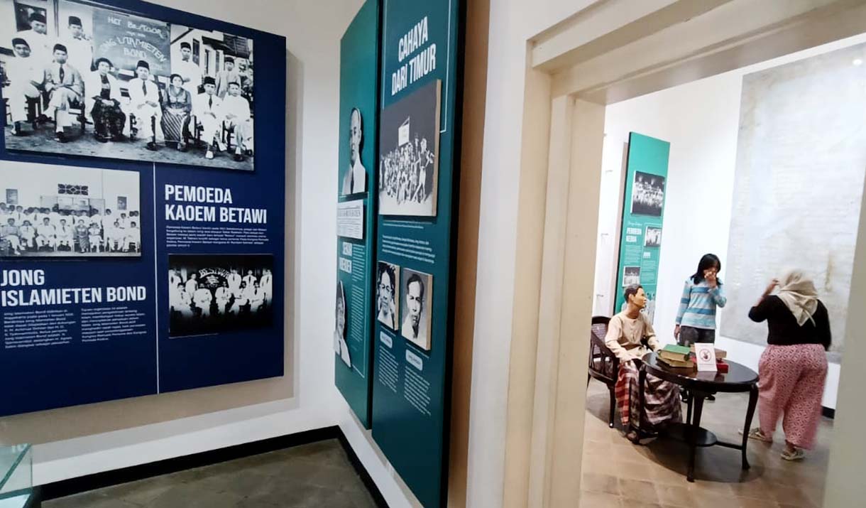 Mengunjungi Museum Sumpah Pemuda Siswa mengamati diorama kongres pemuda usai mengikuti upacara peringatan Hari Sumpah Pemuda di Museum Sumpah Pemuda, Jakarta, Selasa (28/10/2025).  (Beritanasional.com/Oke Atmaja)