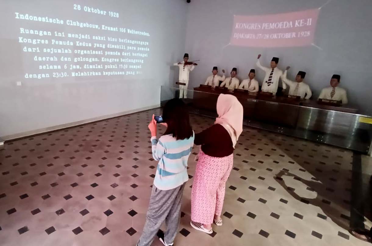 Mengunjungi Museum Sumpah Pemuda Siswa mengamati diorama kongres pemuda usai mengikuti upacara peringatan Hari Sumpah Pemuda di Museum Sumpah Pemuda, Jakarta, Selasa (28/10/2025).  (Beritanasional.com/Oke Atmaja)