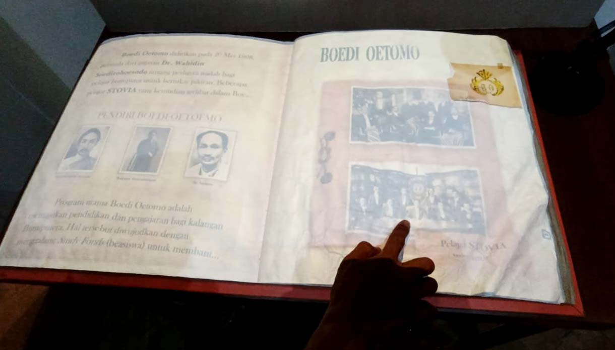 Mengunjungi Museum Sumpah Pemuda Siswa mengamati diorama kongres pemuda usai mengikuti upacara peringatan Hari Sumpah Pemuda di Museum Sumpah Pemuda, Jakarta, Selasa (28/10/2025).  (Beritanasional.com/Oke Atmaja)