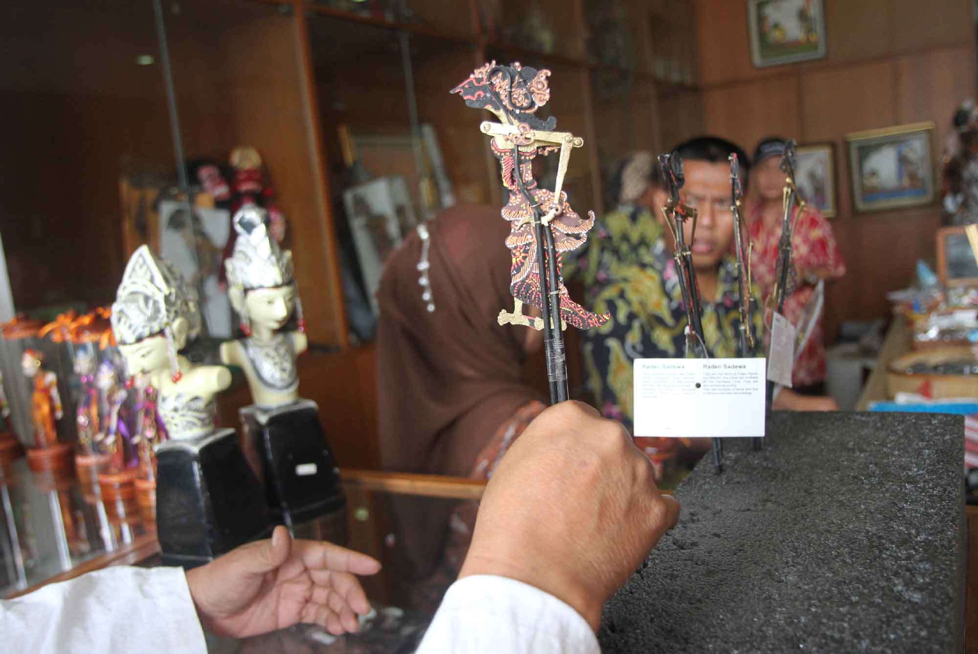 Pengunjung melihat koleksi di museum Wayang, Kota Tua, Jakarta, Sabtu (7/12/2024).(BeritaNasional.com/Oke Atmaja)