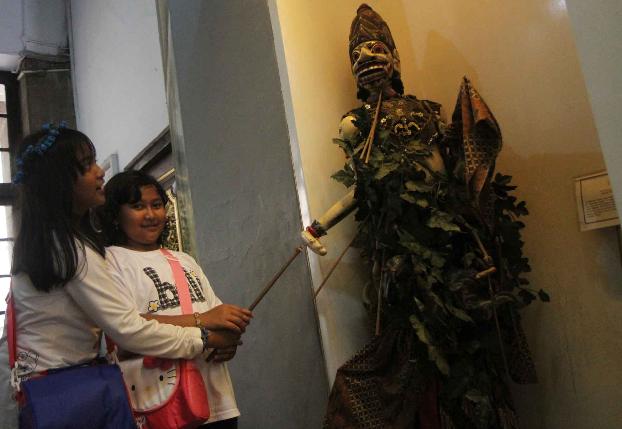 Pengunjung melihat koleksi di museum Wayang, Kota Tua, Jakarta, Sabtu (7/12/2024).(BeritaNasional.com/Oke Atmaja)