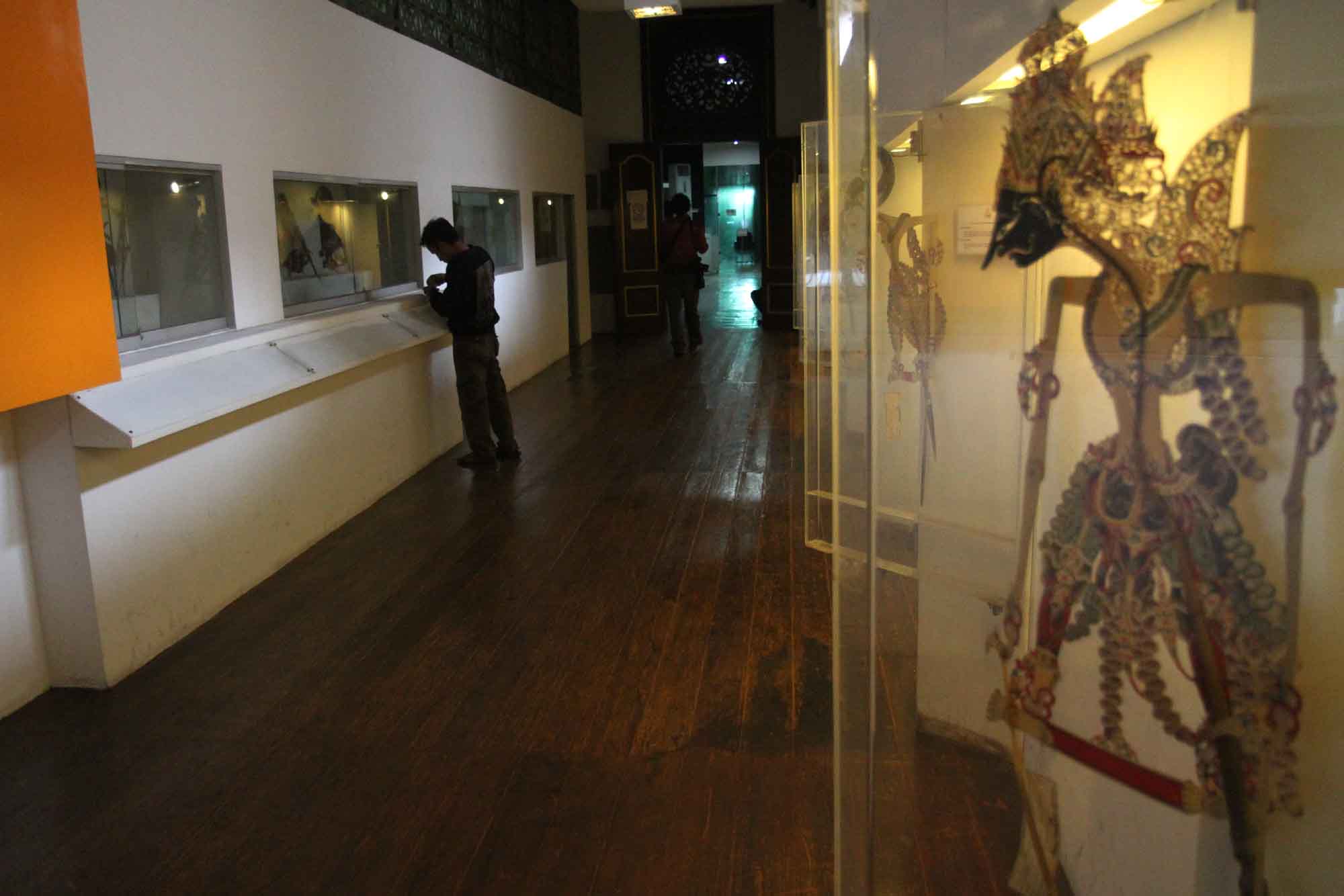 Pengunjung melihat koleksi di museum Wayang, Kota Tua, Jakarta, Sabtu (7/12/2024).(BeritaNasional.com/Oke Atmaja)