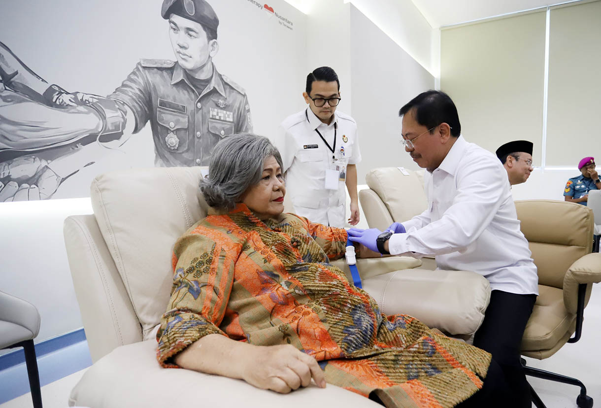 Menhan Sjafrie Sjamsoeddin bersama Panglima TNI Jenderal Agus Subiyanto dan Penasihat Khusus Bidang Kesehatan Presiden RI dr. Terawan Agus Putranto meresmikan layanan Immunotherapy Nusantara by Terawan di RSPPN Panglima Besar Soedirman, Jakarta, Senin (10 November 2025).  (Beritanasional.com/Oke Atmaja)